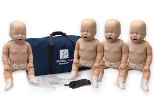 Kit com 4 manequins de bebê Prestan Infant com monitor de RCP, pele média. Inclui sistema de feedback visual para compressões corretas, braços e pernas articuláveis para treinamento de desengasgo (manobra de Heimlich) e abertura de vias aéreas.