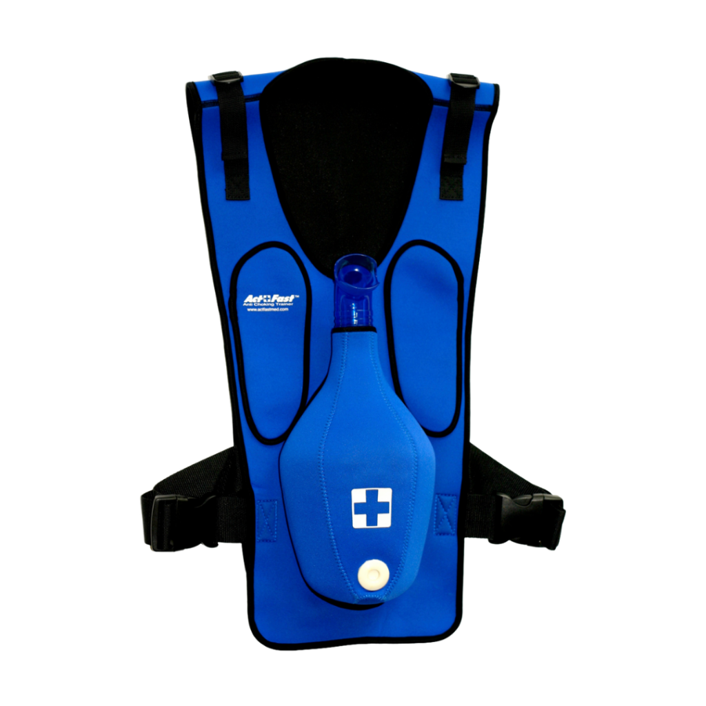 Instrutor vestindo colete de treinamento anti-engasgo ActFast azul para demonstração da manobra de Heimlich