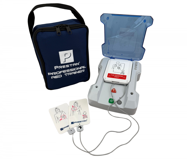 Desfibrilador automático externo (AED) para treinamento Prestan Professional AED Trainer PLUS, com sistema de sensores de eletrodos, prompts de voz em inglês/espanhol ou inglês/francês, botão infantil e opções de RCP 15:2 ou 30:2. Design realista com anatomia feminina inclusiva nos eletrodos.