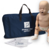 imulador infantil Prestan para treinamento de RCP em bebês, acompanhado de bolsa de transporte azul e acessórios. Manequim pediátrico profissional com pele media em posição sentada.