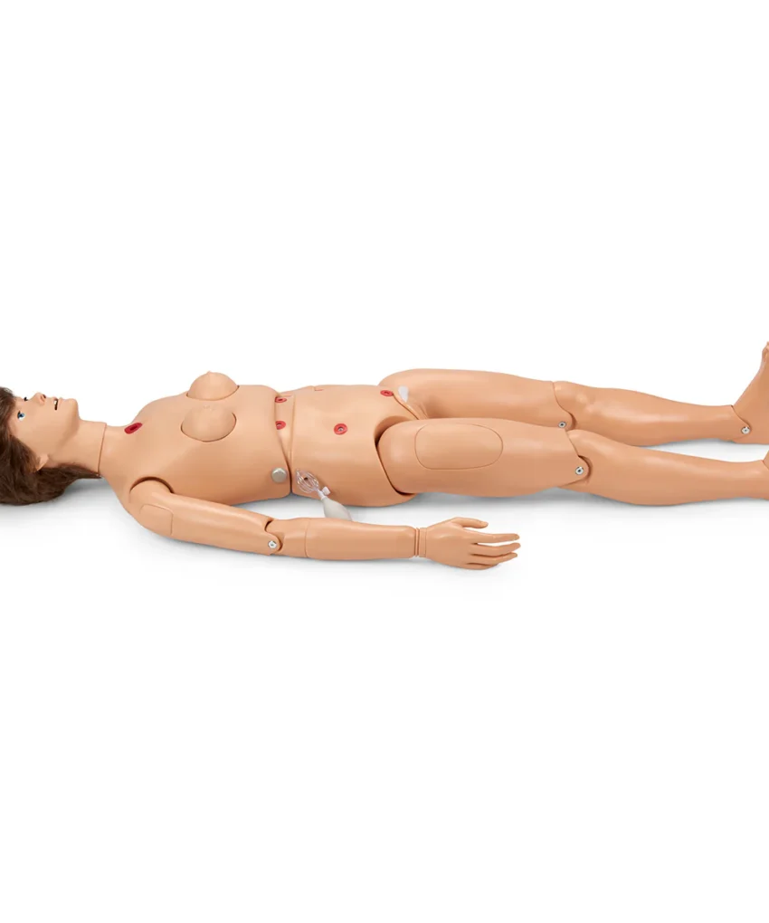Simulador de cuidados ao paciente Gaumard Clinical Chloe utilizado para treinamento em enfermagem com procedimentos clínicos como cateterismo, injeção e manejo de ostomias