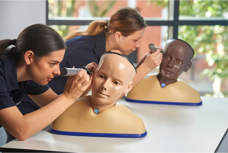 Alternative view of Simulador Digital de Exame de Ouvido AR502 – Treinamento em Otoscopia com 59 Condições